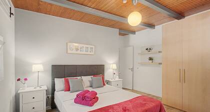 Vacation Villa 'Parralito Garden Oasis' with Mountain View, Wi-Fi and Air Conditioning