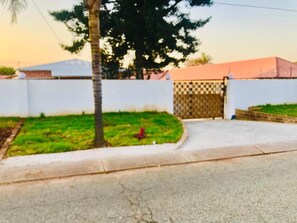 Apartment, Kitchen | Property grounds - UNCLE CHARLES GUESTHOUSE (Pretoria)