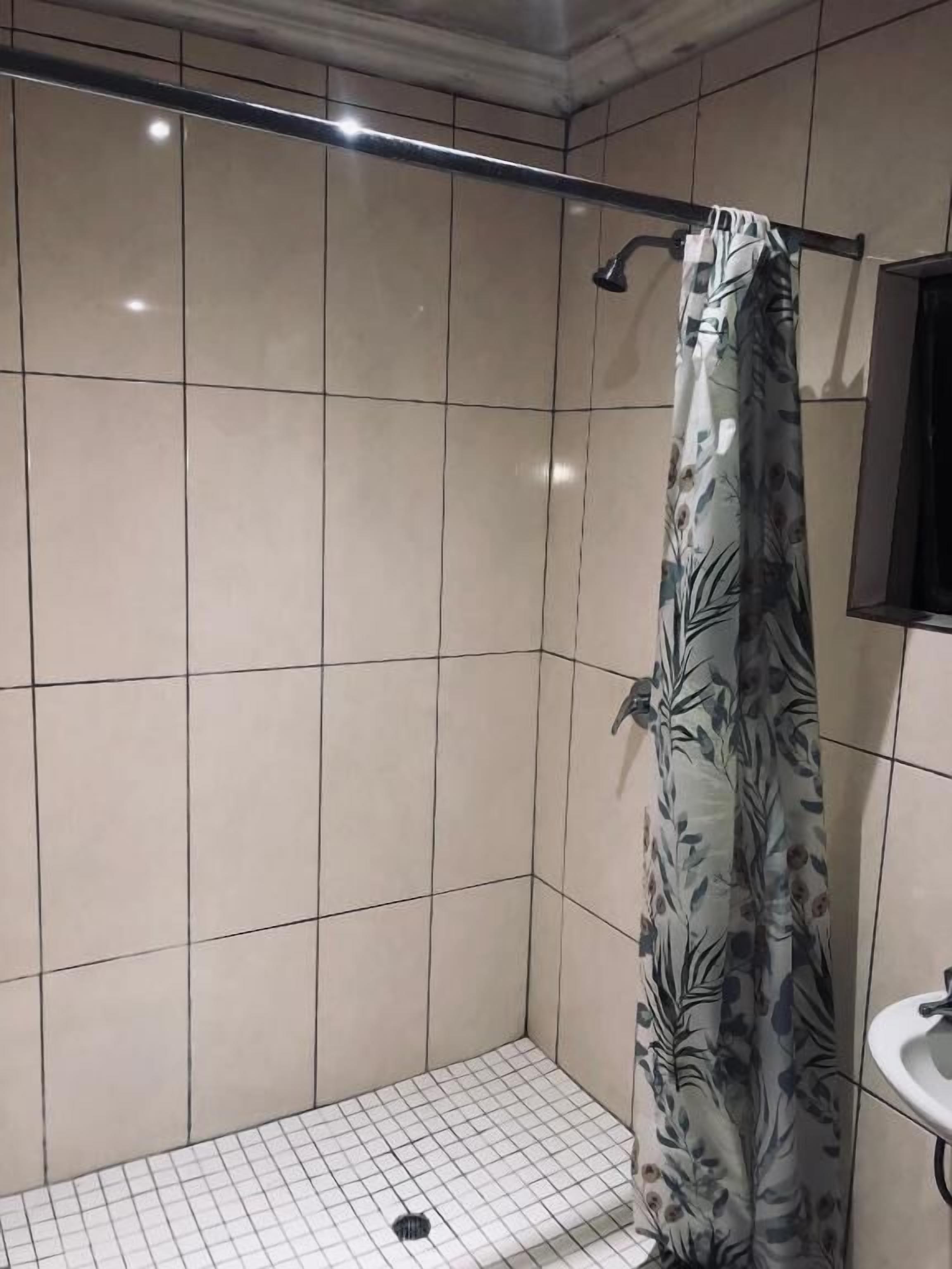 Apartment, Kitchen | Bathroom | Shower, free toiletries, towels, toilet paper