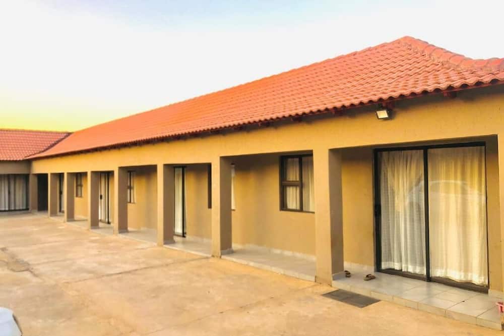 UNCLE CHARLES GUESTHOUSE