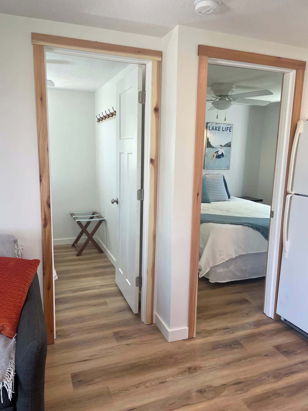 2 bedrooms, desk, WiFi, bed sheets
