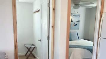 2 bedrooms, desk, WiFi, bed sheets