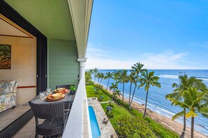 Terrace/patio - SUMMER SALE! Direct Oceanfront Studio with Lanai & Sunset Views -Lahaina Shores 631 (Lahaina)