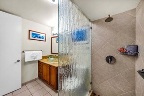 Douche, sèche-cheveux, serviettes fournies, savon