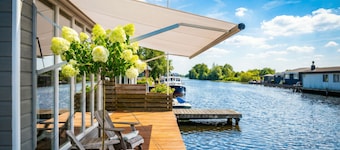 Lakeside house with boat near Amsterdam & Utrecht