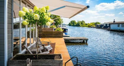Lakeside house with boat near Amsterdam & Utrecht