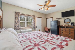 1 bedroom, desk, WiFi, bed sheets - Quail Cove 9 - Lakefront Studio Boat Slip (Shell Knob)