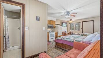 2 bedrooms, desk, WiFi, bed sheets