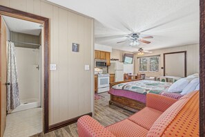2 bedrooms, desk, WiFi, bed sheets - Quail Cove 3 - Lakefront Suite Boat Slip (Shell Knob)