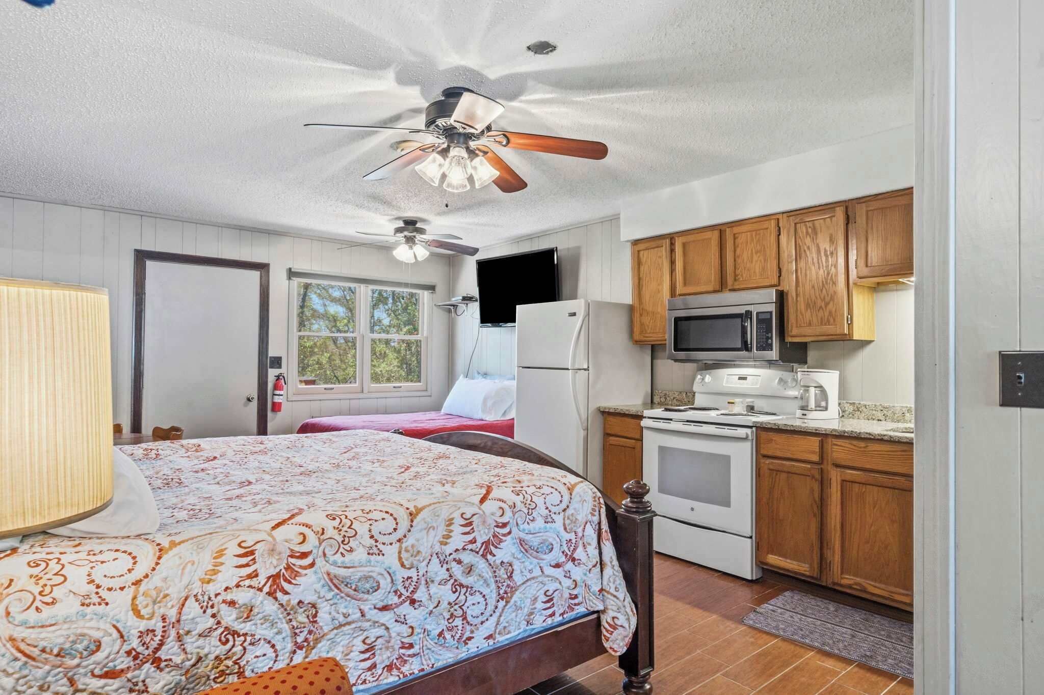 2 bedrooms, desk, WiFi, bed sheets