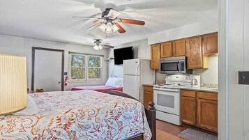 2 bedrooms, desk, WiFi, bed sheets