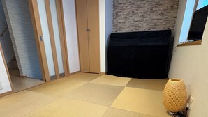 A room with tatami mats, a wardrobe, a black object on the wall, and a lamp. - Perfect Base for Families - 3Bedrooms, 2Baths, Full-Kitchen, Free-P (大阪市)