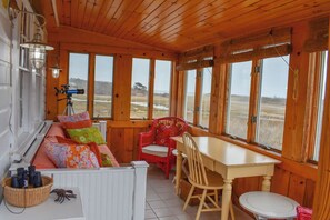 TV - Charming Cottage with Stunning Views and Steps to Red River Beach (Harwich)