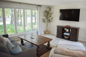 Smart TV - Charming Cape Cod Retreat in West Dennis – Your Perfect Vacation Home (West Dennis)