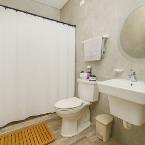 Shower, hair dryer, towels, soap - Casa Sirena luxury, steps from Playa Las Picuas in Rio Grande (Río Grande)