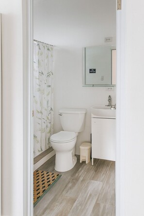 Shower, hair dryer, towels, soap - Casa Sirena luxury, steps from Playa Las Picuas in Rio Grande (Río Grande)