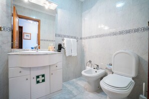 Hair dryer, bidet, towels, soap - Sea View Apartment with Private Pool (Portimão)