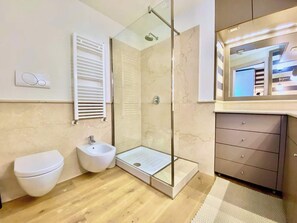 Shower, hair dryer, shampoo - Luxury 2bed-2bath in top location (Milano)
