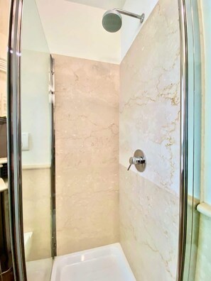 Shower, hair dryer, shampoo - Luxury 2bed-2bath in top location (Milano)