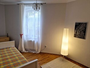 Room - Spacious & airy ground floor appartment (Karlovy vary)
