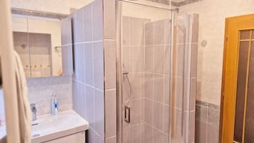 Dusche, Haartrockner, Handtücher, Seife