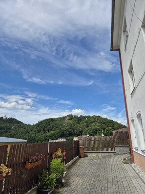 Property grounds - Spacious & airy ground floor appartment (Karlovy vary)