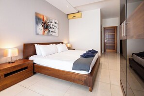 Free WiFi - Stylish penthouse in central Sliema on The Strand, Triq Ix-Xatt. Featuring 3 bedrooms, 2 bathrooms, a bright living area, and a large terrace with stunning views of Manuel Island and Valletta. Ideal for families, groups, or business stays. (Sliema)