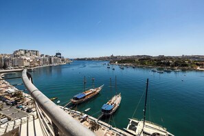 Marina - Stylish penthouse in central Sliema on The Strand, Triq Ix-Xatt. Featuring 3 bedrooms, 2 bathrooms, a bright living area, and a large terrace with stunning views of Manuel Island and Valletta. Ideal for families, groups, or business stays. (Sliema)