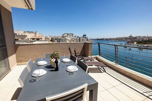 Outdoor dining - Stylish penthouse in central Sliema on The Strand, Triq Ix-Xatt. Featuring 3 bedrooms, 2 bathrooms, a bright living area, and a large terrace with stunning views of Manuel Island and Valletta. Ideal for families, groups, or business stays. (Sliema)