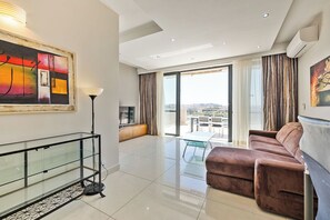 TV - Stylish penthouse in central Sliema on The Strand, Triq Ix-Xatt. Featuring 3 bedrooms, 2 bathrooms, a bright living area, and a large terrace with stunning views of Manuel Island and Valletta. Ideal for families, groups, or business stays. (Sliema)