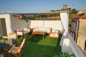 Outdoor dining - Panoramic Sea Views from Your Private Luxury Terrace (Ayvalık)