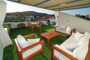 Outdoor dining - Panoramic Sea Views from Your Private Luxury Terrace (Ayvalık)