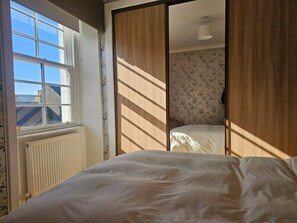 2 bedrooms, WiFi - Charming Biggar High Street Retreat - 2 Bedrooms (South Lanarkshire)