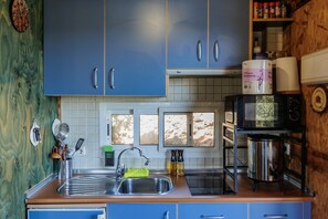 Réfrigérateur, micro-ondes, plaque de cuisson, cafetière/bouilloire