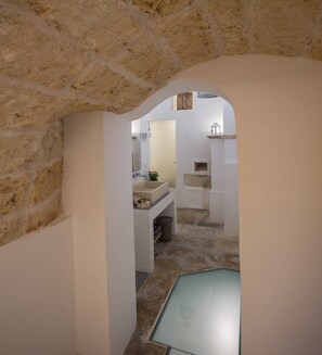 Interior - Room 'Casa Litarà, Litarà' with Shared Pool, Wi-Fi and Air Conditioning (Cutrofiano)