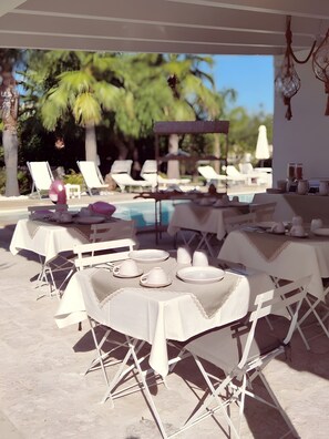 Outdoor dining - Room 'Casa Litarà, Litarà' with Shared Pool, Wi-Fi and Air Conditioning (Cutrofiano)