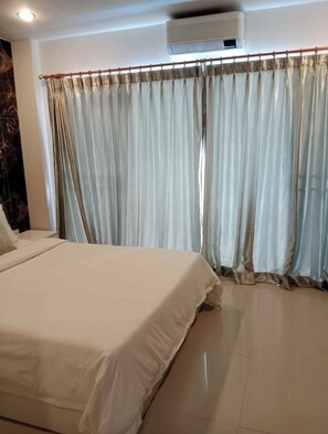 1 bedroom, WiFi, bed sheets - Large condo in middle  jomtien-Pattaya near beach (Nong prue)