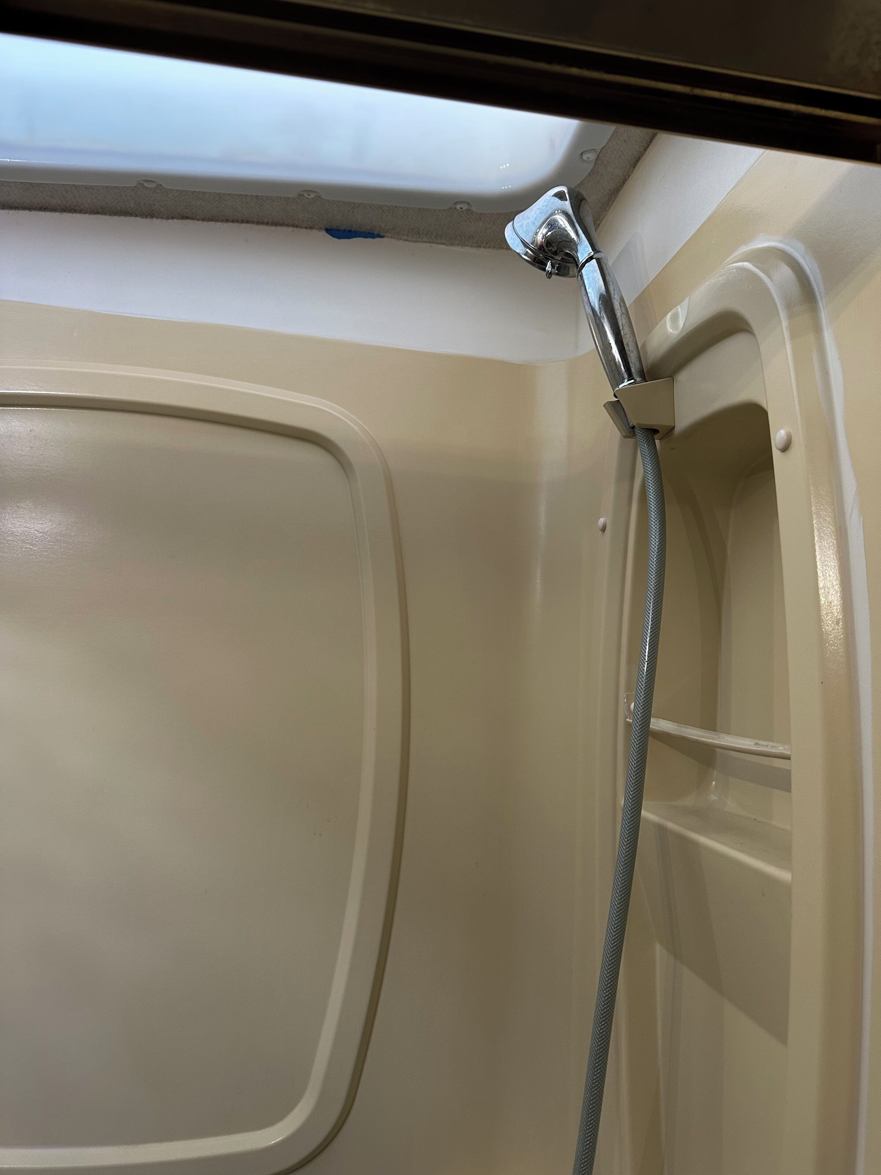 Séchoir à cheveux, bidet, serviettes fournies, savon