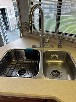 Interior - Cozy 1-bedroom mobile home in peaceful Lehigh Acres with AC (Lehigh Acres)