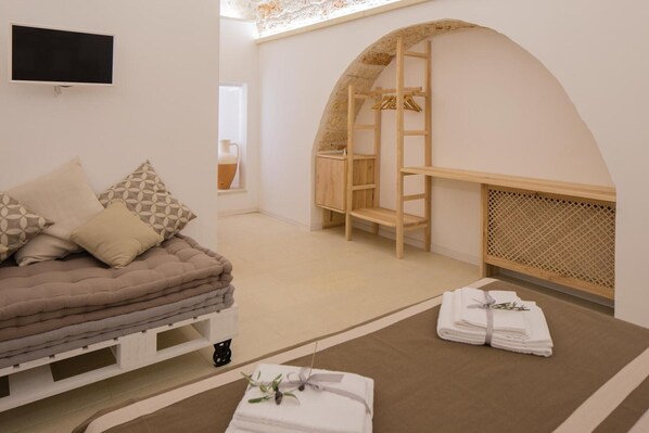 4 bedrooms, WiFi, bed sheets - Casa Litarà, historic residence with pool and garden (Cutrofiano)