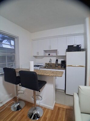 Private kitchen - Designed with comfort and relaxation a priority - steps to beach - charming stay (Surfside)