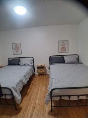 1 chambre, fer et planche à repasser, accès Internet, draps fournis