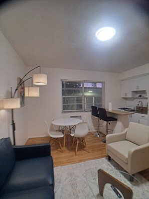 Living area - Designed with comfort and relaxation a priority - steps to beach - charming stay (Surfside)