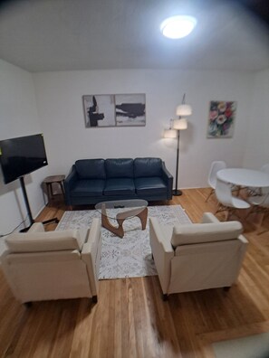 Living area - Designed with comfort and relaxation a priority - steps to beach - charming stay (Surfside)