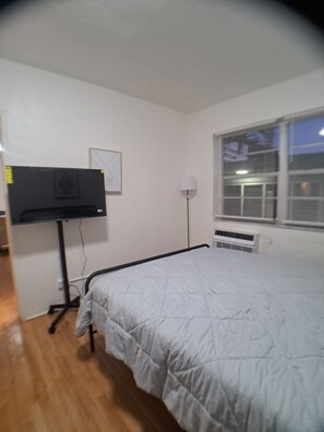 Room - Designed with comfort and relaxation a priority - steps to beach - charming stay (Surfside)