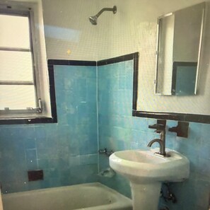 Bathroom - Designed with comfort and relaxation a priority - steps to beach - charming stay (Surfside)
