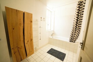 Secadora de cabello, toallas, jabón, papel de baño 