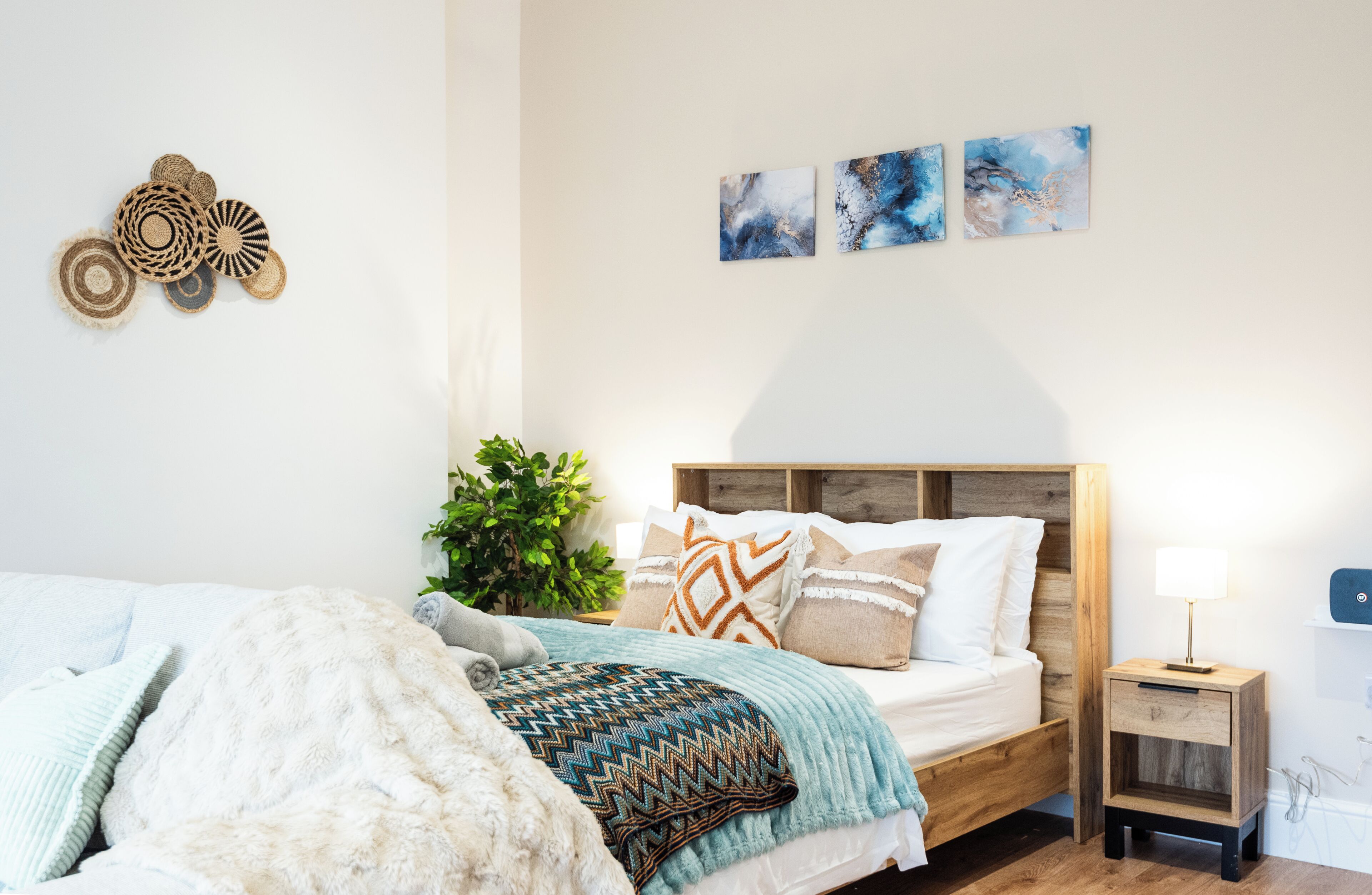 Tabla de planchar con plancha y ropa de cama 