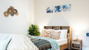 Tabla de planchar con plancha y ropa de cama
