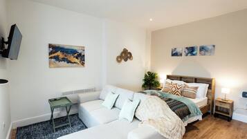 Iron/ironing board, bed sheets
